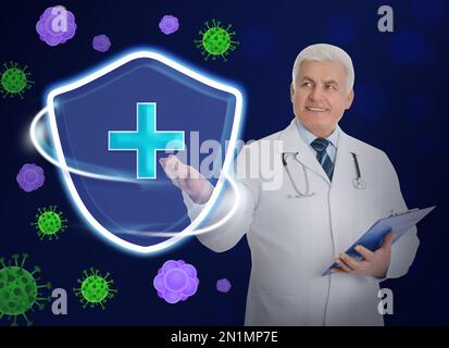 Immunologe und Schild mit Kreuz als Symbol des Virenschutzes auf blauem Hintergrund Stockfoto