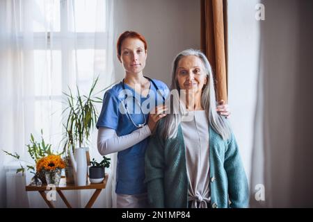 Porträt von Oberschwester und Oberschwester in ihrem Haus. Stockfoto