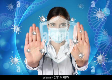 Immunologe und Schild mit Kreuz als Symbol des Virenschutzes auf hellblauem Hintergrund Stockfoto