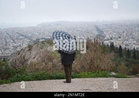 Athen, Griechenland - 5. Februar 2023 - kaltes, regnerisches Wetter in Athen - Filopappou Hügel. (Foto: Markku Rainer Peltonen) Stockfoto