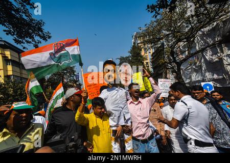 Kalkutta, Westbengalen, Indien. 6. Februar 2023. Anhänger des indischen Nationalkongresses, die ein Bildnis von Gautam Adani und Narendra Modi tragen, protestieren gegen den Betrug der Adani-Gruppe und den Unionshaushalt in Kalkutta. (Kreditbild: © Sudipta das/Pacific Press via ZUMA Press Wire) NUR REDAKTIONELLE VERWENDUNG! Nicht für den kommerziellen GEBRAUCH! Stockfoto