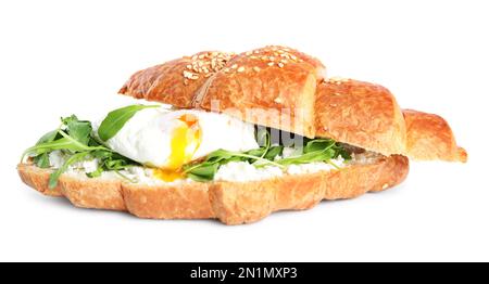 Köstliches Croissant mit Rucola und Ei, isoliert auf Weiß Stockfoto