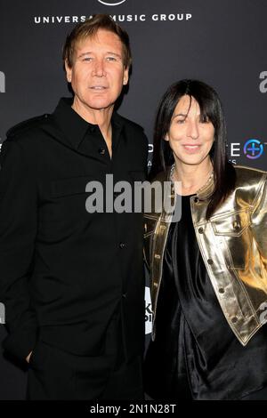 Los Angeles, Kalifornien. 5. Februar 2023. Dr. Lawrence Piro, Wendy Goldstein bei der Ankunft für die Universal Music Group 2023 After Party feiert die Grammys, Milk Studios, Los Angeles, CA, 5. Februar 2023. Kredit: Priscilla Grant/Everett Collection/Alamy Live News Stockfoto