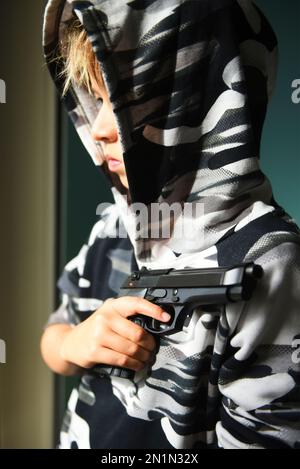 Ein Kind mit einer Waffe Stockfoto