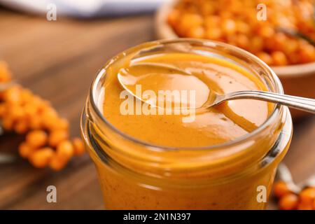 Köstliche Sanddornmarmelade im Glas, Nahaufnahme Stockfoto