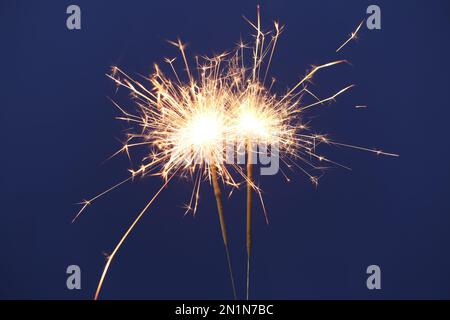 Helles, glitzerndes Funkeln auf blauem Hintergrund, Nahaufnahme Stockfoto