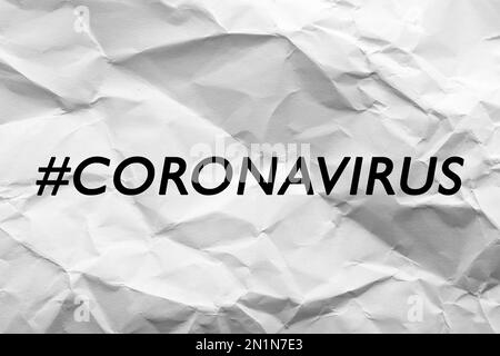 Hashtag Coronavirus geschrieben auf weißem zerknittertem Papier Stockfoto