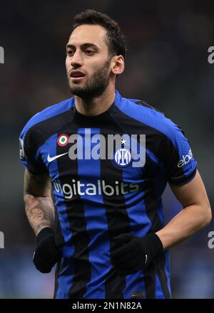 Mailand, Italien, 5. Februar 2023. Hakan Calhanoglu vom FC Internazionale beim Spiel der Serie A in Giuseppe Meazza, Mailand. Der Bildausdruck sollte lauten: Jonathan Moscrop/Sportimage Stockfoto