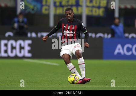 Mailand, Italien, 5. Februar 2023. Pierre Kalulu von AC Milan während des Spiels der Serie A in Giuseppe Meazza, Mailand. Der Bildausdruck sollte lauten: Jonathan Moscrop/Sportimage Stockfoto