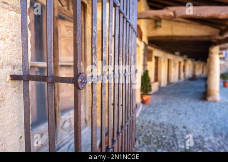 Details der eisernen Gitter der Fenster in der mittelalterlichen Stadt Pedraza, Castilla y Leon, Segovia. Stockfoto