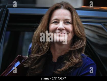 London, Großbritannien. 06. Februar 2023. Gillian Keegan, MP, Secretary of State for Education, betritt heute die Downing Street 10 in Westminster. Zwischen den Lehrergewerkschaften und der Regierung gibt es anhaltende Streitigkeiten über Bezahlung und Arbeitsbedingungen, wobei weitere Streikmaßnahmen möglich sind. Kredit: Imageplotter/Alamy Live News Stockfoto