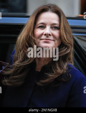 London, Großbritannien. 06. Februar 2023. Gillian Keegan, MP, Secretary of State for Education, betritt heute die Downing Street 10 in Westminster. Zwischen den Lehrergewerkschaften und der Regierung gibt es anhaltende Streitigkeiten über Bezahlung und Arbeitsbedingungen, wobei weitere Streikmaßnahmen möglich sind. Kredit: Imageplotter/Alamy Live News Stockfoto