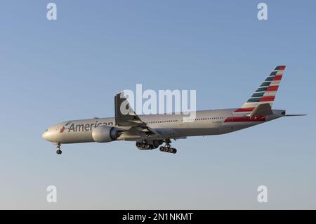 American Airlines Boeing 777-323(er) mit der Registrierung N730AN, die sich dem Flughafen Los Angeles nähert. Stockfoto