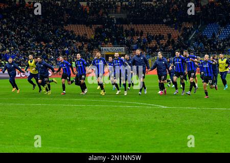 Mailand, Italien. 05. Februar 2023. Die Spieler von Inter feiern auf dem Giuseppe Meazza in Mailand den Sieg nach dem Spiel der Serie A zwischen Inter und AC Mailand. (Foto: Gonzales Photo/Alamy Live News Stockfoto