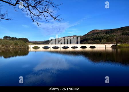 Straßenbrücke über Ladybower Reservoir. Stockfoto