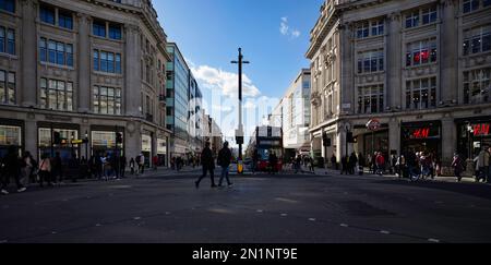 London - 03 17 2022: Blick auf die Kreuzung des Oxford Circus mit Blick auf die Oxford Street und die X-förmige Fußgängerüberquerung Stockfoto