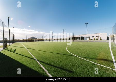 Fußballfeld und Stadion. Am Morgen vor dem Spiel. Weitwinkel, allgemeine Sicht auf das Feld Stockfoto