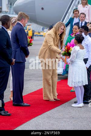 König Willem-Alexander, Königin Maxima und Prinzessin Amalia der Niederlande kommen am 06. Februar 2023 für einen 2-tägigen Besuch in St. Maarten am 7. Tag des Besuchs in der Karibik am Princess Juliana International Airport an. Foto: Albert Nieboer/Netherlands OUT/Point de Vue OUT Stockfoto