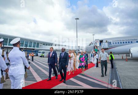 König Willem-Alexander, Königin Maxima und Prinzessin Amalia der Niederlande kommen am 06. Februar 2023 für einen 2-tägigen Besuch in St. Maarten am 7. Tag des Besuchs in der Karibik am Princess Juliana International Airport an. Foto: Albert Nieboer/Netherlands OUT/Point de Vue OUT Stockfoto