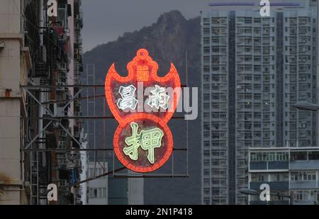 Ein Werbeschild von Nam Cheong Pawn Shop in der Nam Cheung Street. Die Pfandleihe, die seit den 1920er betrieben wird, wurde letzten Monat angewiesen, das Bauwerk bis Mitte März zu entfernen, nachdem es angeblich gegen die Bauverordnung verstoßen hat. 31JAN23 SCMP/Sam Tsang Stockfoto