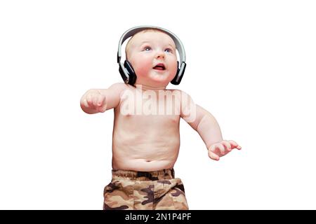Lustiger glücklicher Junge hört Musik über kabellose Kopfhörer online von seinem Handy. Ein lächelndes Kind liegt in Kopfhörern, isoliert auf einem weißen Hintergrund Stockfoto