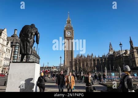 London, Großbritannien. 06. Februar 2023. Touristen in Westminster genießen die Sonne rund um das Parlament. Ein heller und sonniger Tag mit blauem Himmel über London und milden Temperaturen bietet einen ersten Blick auf den Frühling. Kredit: Imageplotter/Alamy Live News Stockfoto