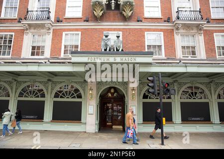Schaufenster werden als eine Maske ihres Respekts vor einem Fortnum & Mason Store im Zentrum von London, nach dem Tod von Königin Elizabeth II. Gesehen Stockfoto