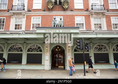 Schaufenster werden als eine Maske ihres Respekts vor einem Fortnum & Mason Store im Zentrum von London, nach dem Tod von Königin Elizabeth II. Gesehen Stockfoto