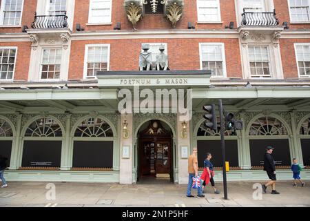 Schaufenster werden als eine Maske ihres Respekts vor einem Fortnum & Mason Store im Zentrum von London, nach dem Tod von Königin Elizabeth II. Gesehen Stockfoto