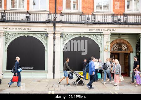 Schaufenster werden als eine Maske ihres Respekts vor einem Fortnum & Mason Store im Zentrum von London, nach dem Tod von Königin Elizabeth II. Gesehen Stockfoto