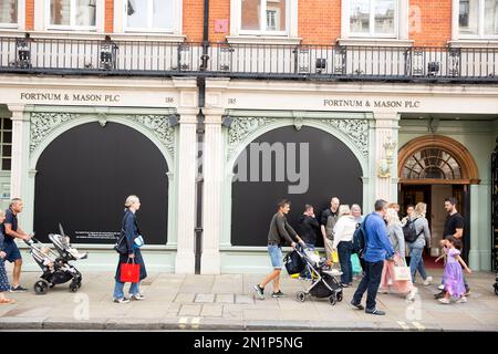 Schaufenster werden als eine Maske ihres Respekts vor einem Fortnum & Mason Store im Zentrum von London, nach dem Tod von Königin Elizabeth II. Gesehen Stockfoto