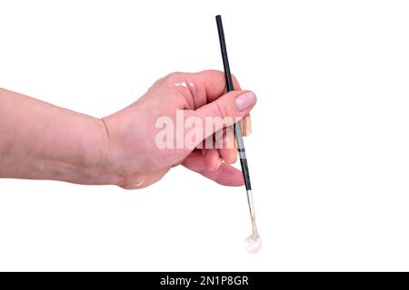 Eine ältere Frau mit einem Pinsel malt Fliesen auf dem Küchenboden, isoliert auf weißem Hintergrund. Lackierung zur Wiederherstellung der beschädigten Bodenoberfläche Stockfoto