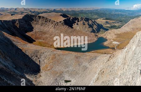 Panoramablick vom 14.271 Meter hohen Mount Evans auf Colordo, der mehr oder weniger nördlich liegt. Unter uns ist der Summit Lake. Stockfoto