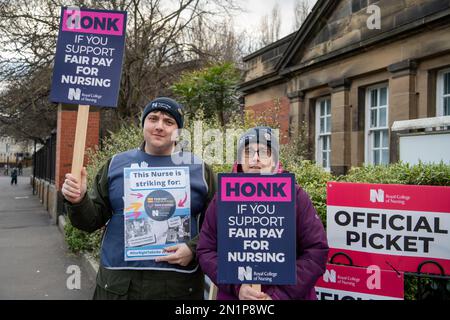 Newcastle upon Tyne, Großbritannien. 6. Februar 2023. Das Royal College of Nursing - RCN streikt heute und morgen in England. NHS-Krankenschwestern an der Streikposten der Royal Victoria Infirmary - RVI, erhalten Hupen der Unterstützung von Autofahrern, die am Eingang des Newcastle Hospitals NHS Foundation Trust vorbeifahren, an ihrem ersten von zwei 12 Stunden Streiktagen diese Woche. Kredit: Hazel Plater/Alamy Live News Stockfoto