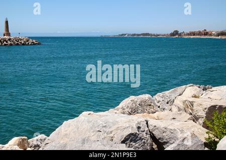 Blick von Puerto Banus Marina Andalusien Spanien mit Navigationsleuchte und weiter entferntem Horizont Puerto Jose Banus Marbella Andalucia Spanien Stockfoto