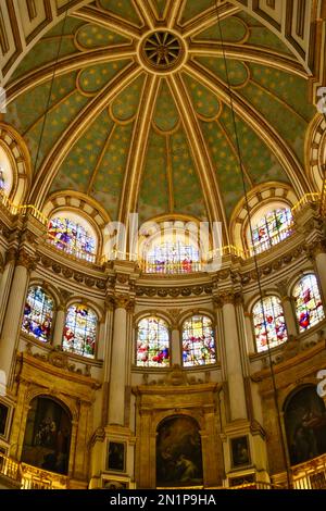 Das Innere der Kuppel mit Buntglasfenstern in der Granada Kathedrale der Inkarnation Granada Andalusien Spanien Stockfoto