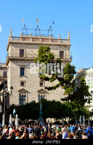 Menschenmassen während Fiestas neben dem Torre del Palacio de la Generalidad Valenciana auf der Plaza de la Virgen Valencia Spanien Stockfoto