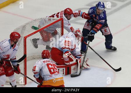 Trinec, Tschechische Republik. 05. Februar 2023. Utkani 45. kolo Hokejove Extraligy: HC Ocelari Trinec - Rytiri Kladno, 5. Unora 2023, Trinec. Jaromir Jagr (vpravo) z Kladna stri ctvrtou branku hostujiciho celku. Zleva Martin Marincin z Trince, Tomas Marcinko z Trince, Brankar Trince Marek Mazanec, Mailand Doudera z Trince. Jagr vstrelil 1099. Branku V souctu tref ze svetovych soutezi a narodniho muzstva a osamostatnil se V cele tabulky, ktere doposud vladl spolecne s Waynem Gretzkym. Stockfoto