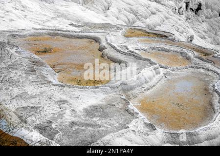 Blick auf trockene traventines in Pamukkale an einem sonnigen Sommertag. Truthahn Stockfoto