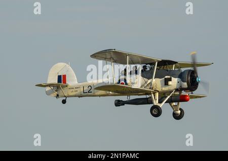 Fairey Swordfish Flugzeug LS326 fliegt auf einer Flugschau. Royal Navy Fleet Air Arm Doppelflugzeug, das im Zweiten Weltkrieg als Torpedobomber eingesetzt wurde Stockfoto