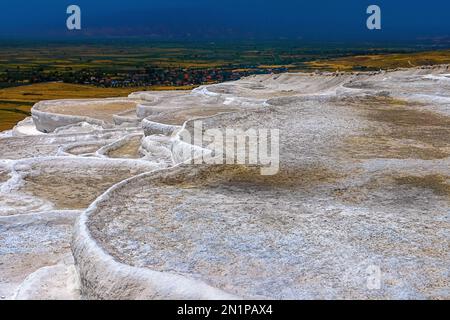 Blick auf trockene traventines in Pamukkale an einem sonnigen Sommertag. Truthahn Stockfoto