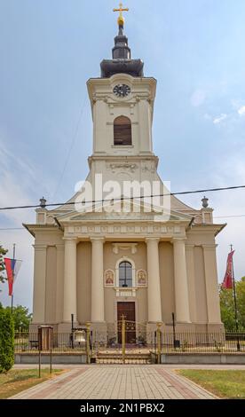 Basaid, Serbien - 30. Juli 2022: Vorderansicht der serbisch-orthodoxen Kirche St. Nikolaus in der Vojvodina. Stockfoto