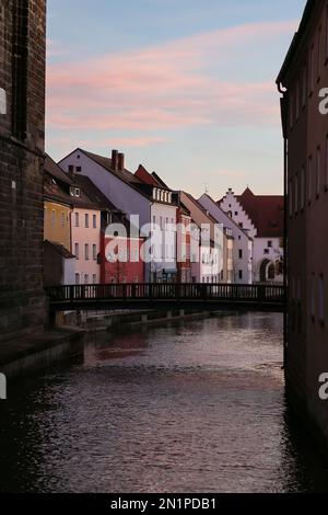 Farbenfrohe historische Häuser am Fluss in der Stadt München Stockfoto