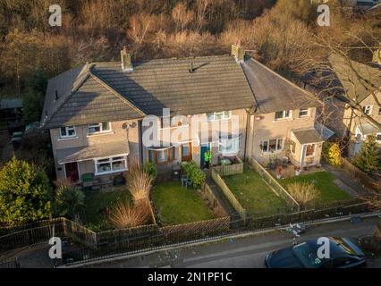 HERAUSGEBER HINWEIS: Hausnummer verpixelt von PA Media Picture Desk Ein Polizist steht vor einem Grundstück in Walpole Road, Huddersfield, West Yorkshire, wo eine Frau wegen Mordverdachts verhaftet wurde, nachdem vier Personen, darunter drei Kinder, schwer verletzt aufgefunden wurden. Die Beamten wurden gegen 8am Uhr zu der Adresse gerufen, nachdem sie einen Bericht des Rettungsdienstes erhalten hatten. Foto: Montag, 6. Februar 2023. Stockfoto