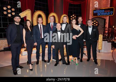 Hamburg, Deutschland. 06. Februar 2023. Die Sänger Mark Forster (l-r) und Yvonne Catterfeld sowie die Moderatoren Markus Lanz, Günther Jauch, Bernhard Hoëcker, Kai Pflaume, Katrin Bauerfeind, Joko Winterscheidt und Elton stehen während einer Fotosession anlässlich der Aufnahme der 1000. Folge von 'Wer weiß denn sowas?' Im Studio Hamburg. Kredit: Georg Wendt/dpa/Alamy Live News Stockfoto