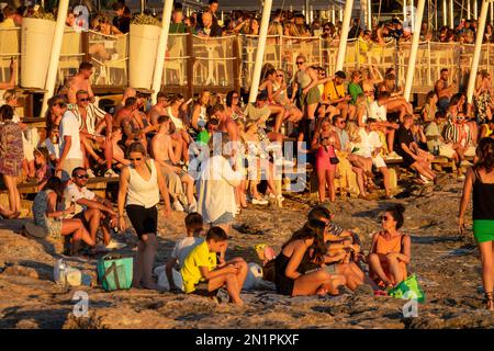 Das Bild zeigt Ibizas weltberühmter Sunset Strip in San Antonio, der diese Woche ( Juli 2022 ) wieder voller Touristen war, nachdem Covid-Beschränkungen eingetreten waren Stockfoto