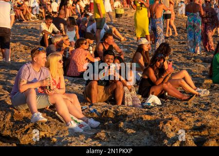 Das Bild zeigt Ibizas weltberühmter Sunset Strip in San Antonio, der diese Woche ( Juli 2022 ) wieder voller Touristen war, nachdem Covid-Beschränkungen eingetreten waren Stockfoto