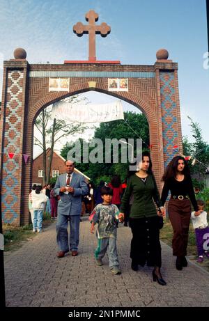 Niederlande, Glane. Besucher der syrisch-orthodoxen Kirche Saint Ephrem. Stockfoto