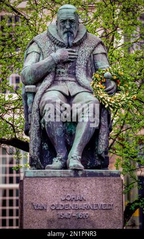 Niederlande, Den Haag. Statue von Johan van Oldenbarnevelt, einem niederländischen Staatsmann aus dem 17. Jahrhundert. Stockfoto