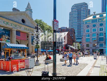 Boston Financial District: Die farbenfrohe State Street 75, die vom Faneuil Hall Square aus zu sehen ist, ist ein moderner Art déco-Wolkenkratzer aus den 1988 Jahren. Stockfoto